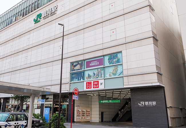 鶴見駅東口へ