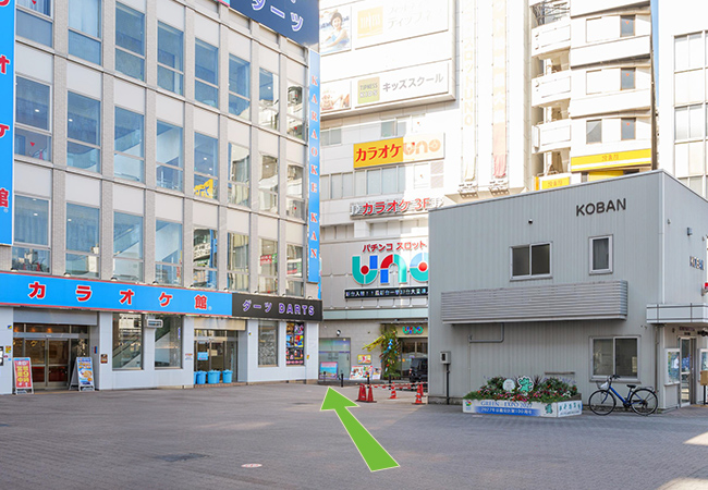 カラオケ館方面へ進みます。